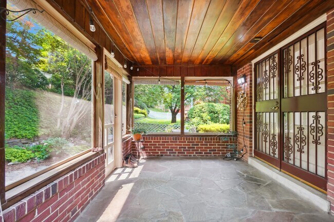 Building Photo - Spacious Split Level on Sundale Stone's Th...