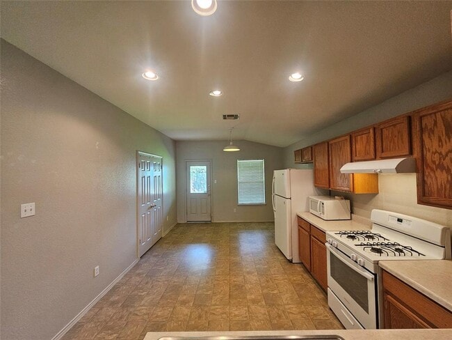 Building Photo - 130 Star of Texas Dr