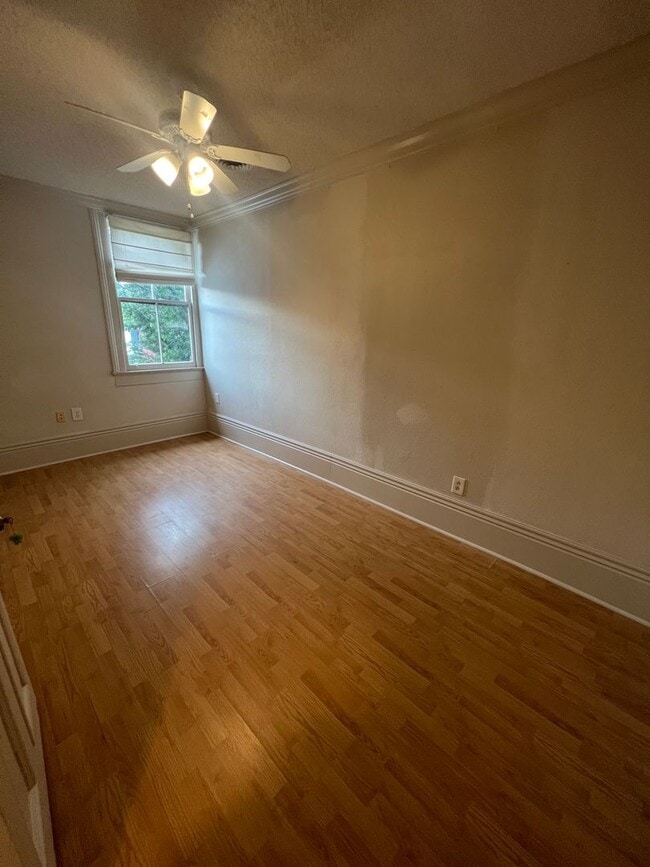 Building Photo - AVAILABLE JUNE 2026 3BR / 2BA in University Area, hardwood floors & natural light