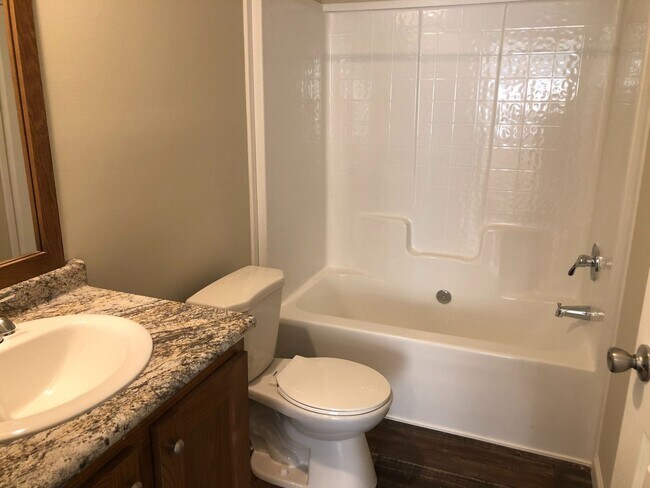 Building Photo - 3 Bedroom/2 Bath Duplex - Gray TN