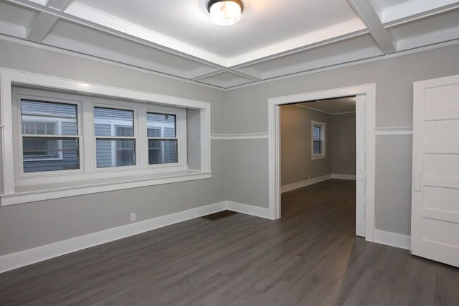 Building Photo - Large Frankfort Home!
