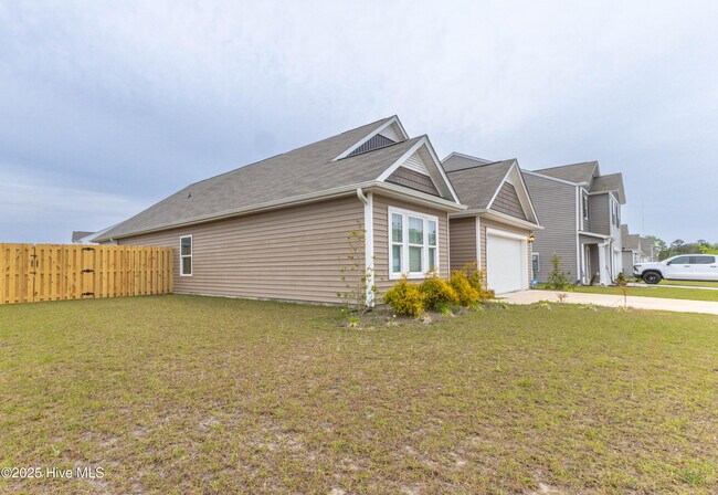 Building Photo - 509 Birdsong Dr