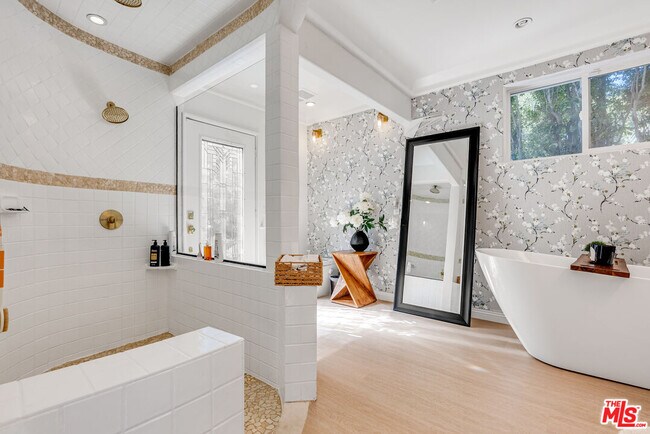 Building Photo - 367 S Oak Ave