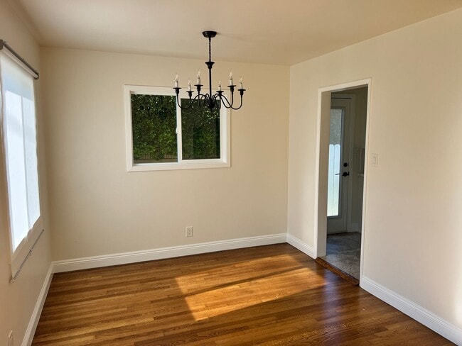 Building Photo - Beautifully Maintained 3 bedroom home