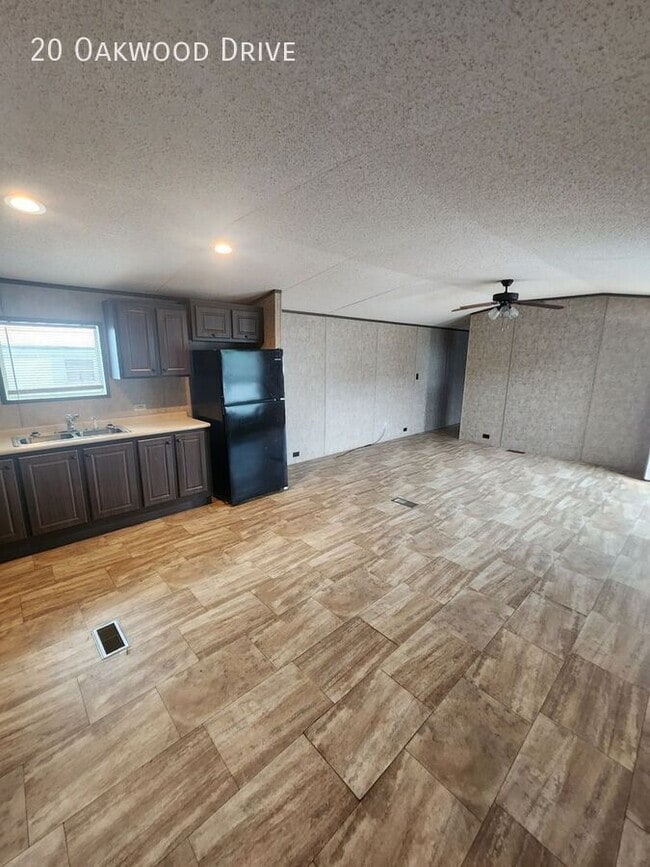 Building Photo - 20 Oakwood Dr