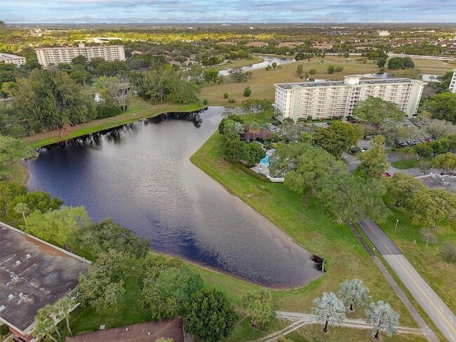 Building Photo - 3080 N Course Dr