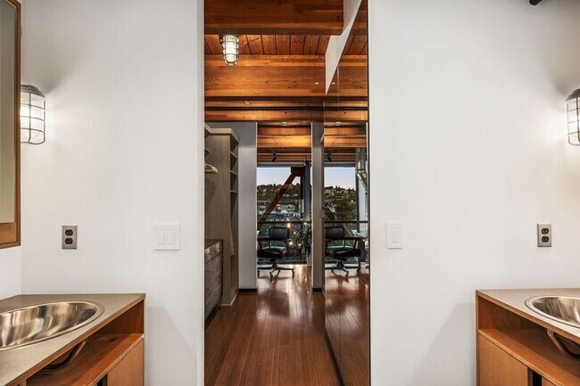 Building Photo - 1707 Dexter Ave N