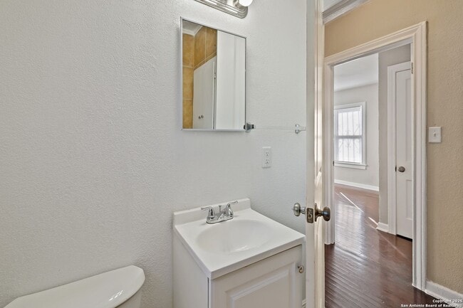 Building Photo - 2 bed 1 bath located in I35 SO. TO E. HOUS...