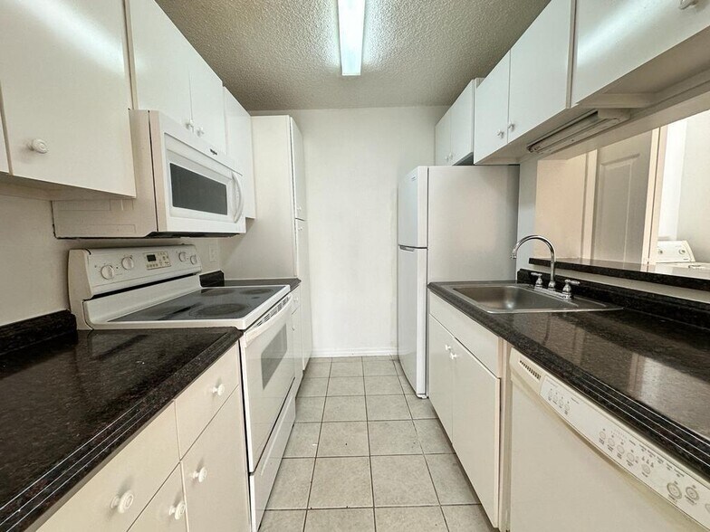 Primary Photo - 4541 W McNab Rd