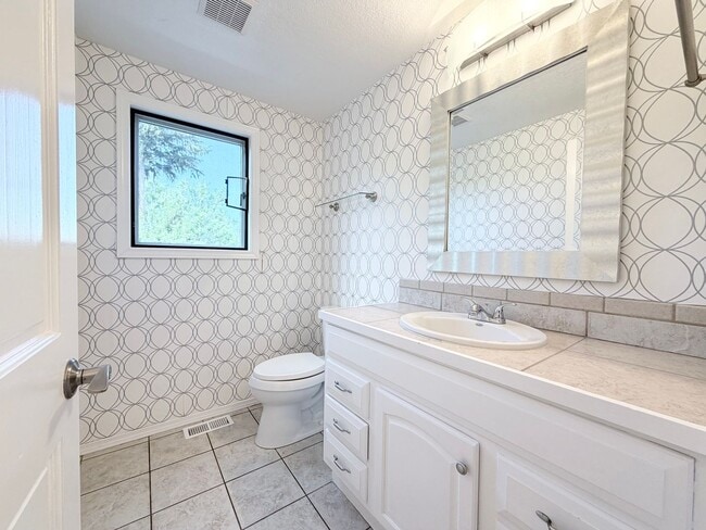 Building Photo - 3695 Sqft. Redondo home near Puget Sound!