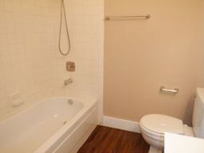 Building Photo - Charming 2nd floor townhome with large, co...