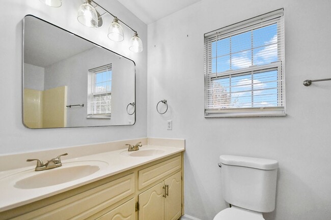 Building Photo - Pet Friendly Three Bedroom!