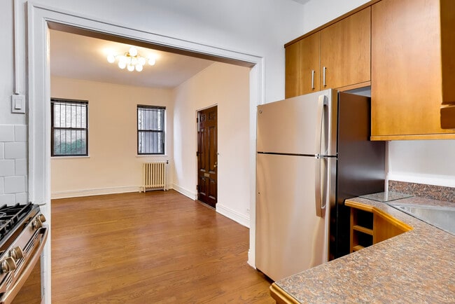 Building Photo - 431 W Oakdale Ave