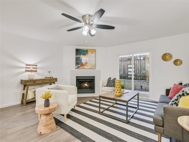Building Photo - 903 Romeria Dr