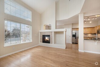 Building Photo - Bright & Spacious End-Unit Townhome with H...