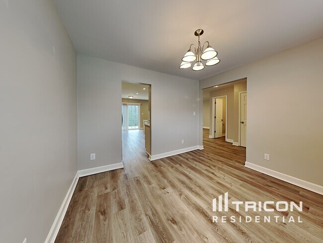 Building Photo - 4424 River Edge Dr