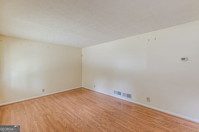 Building Photo - 828 Sheppard Way