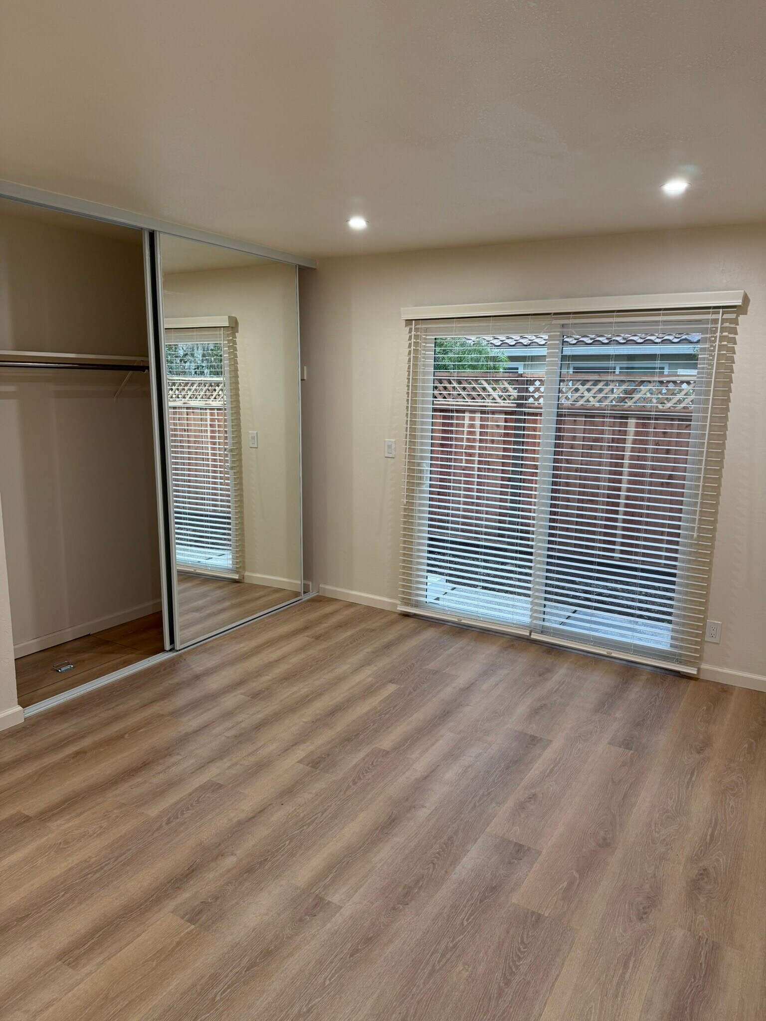 Building Photo - 1677 Canary Dr