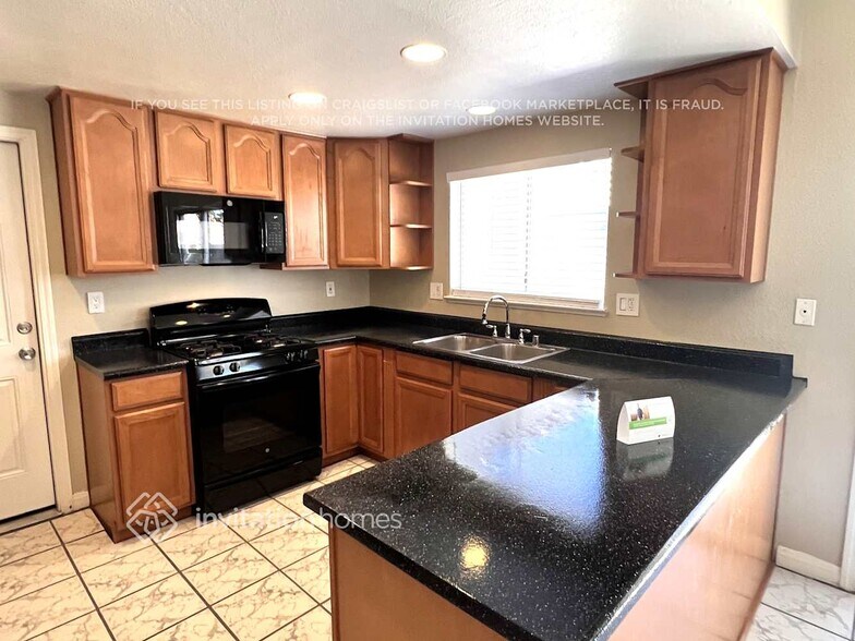 Building Photo - 346 Fuente Dr