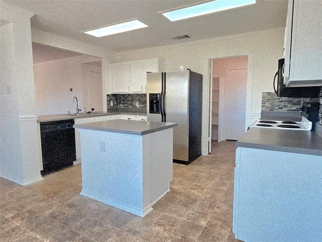 Building Photo - 1002 Keeshond Pl