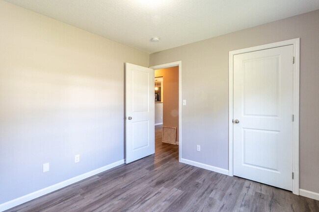 Building Photo - 524 Midlake Dr NE