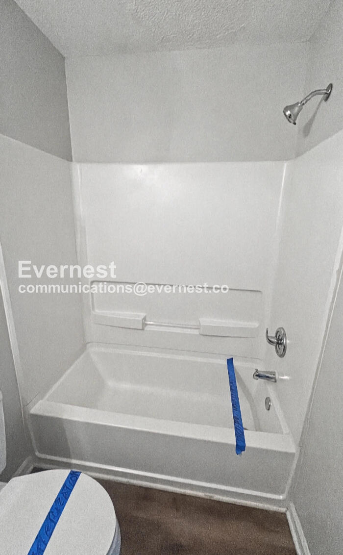 Building Photo - 8644 Thomas Ln