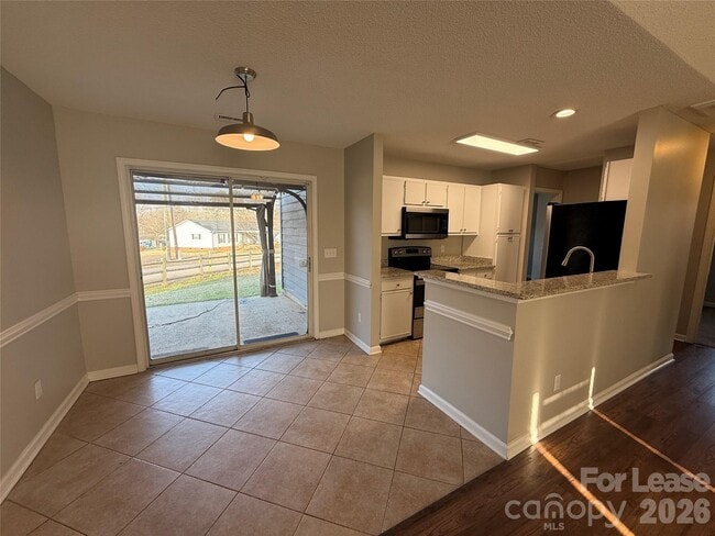 Building Photo - 142 Green Dragon Ct