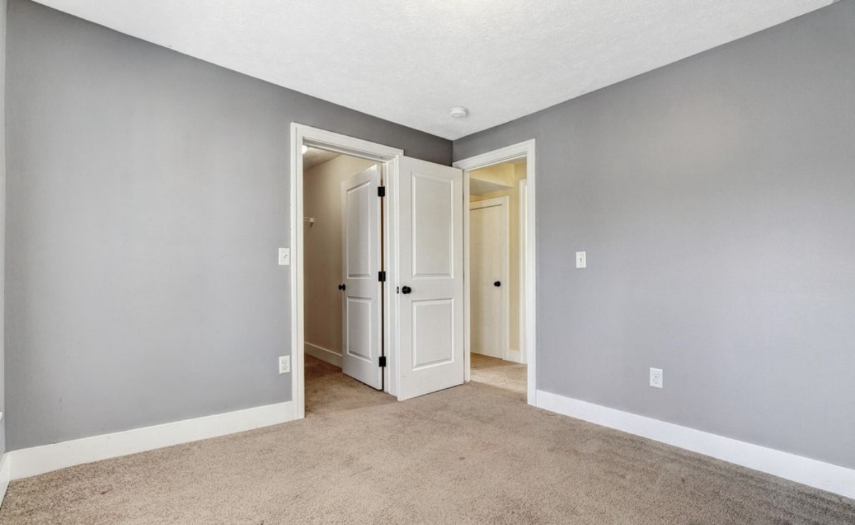 Building Photo - 904 Zeeland Ct NE