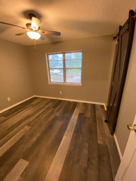 Building Photo - 1615 NE White Dr