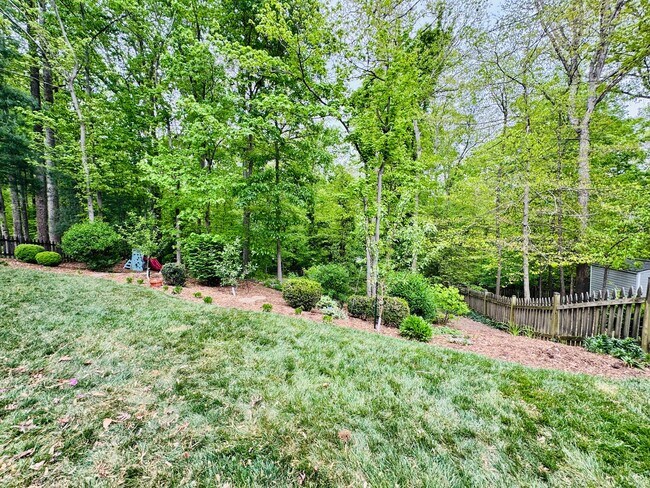 Building Photo - BEAUTIFUL AND PRIVATE LAKE RIDGE HOME