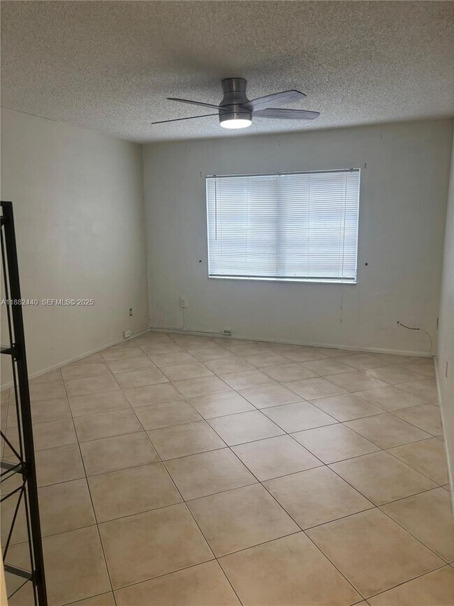 Building Photo - 3000 Sunrise Lakes Dr W