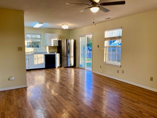 Building Photo - COMING SOON! Wonderful 3 Bedroom 2 Bathroo...