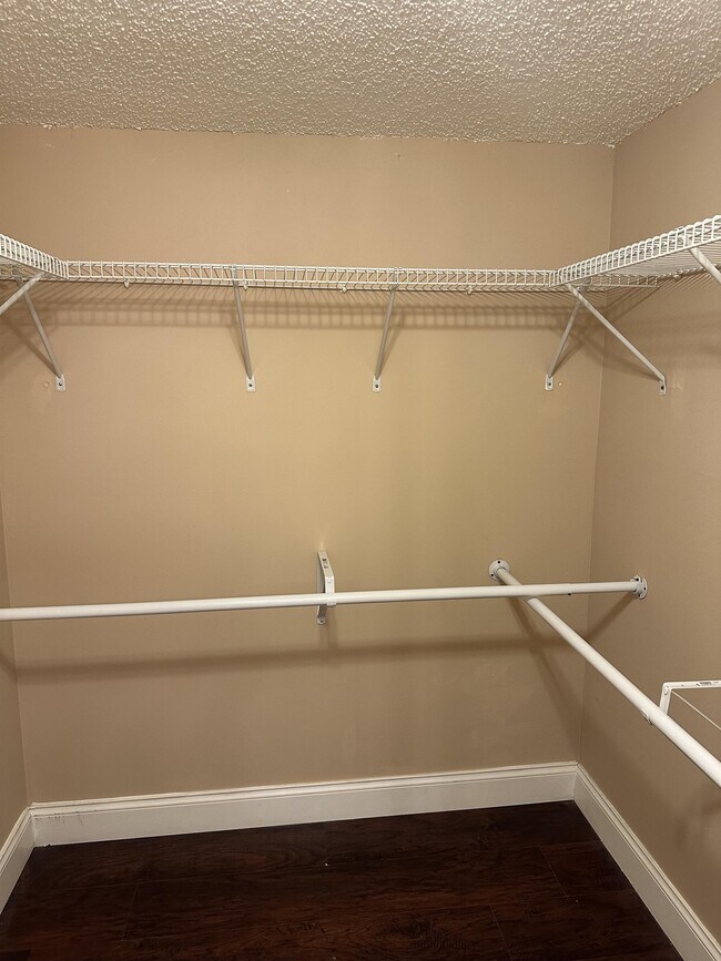 Building Photo - 4158 Inverrary Dr