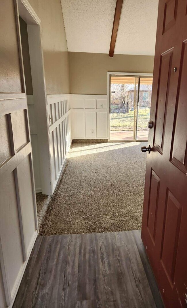 Building Photo - Charming 5 Bedroom!!