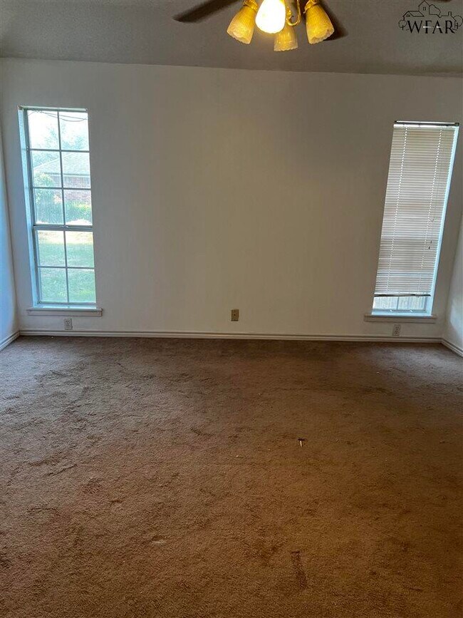 Building Photo - 902 Sugarbush Ln