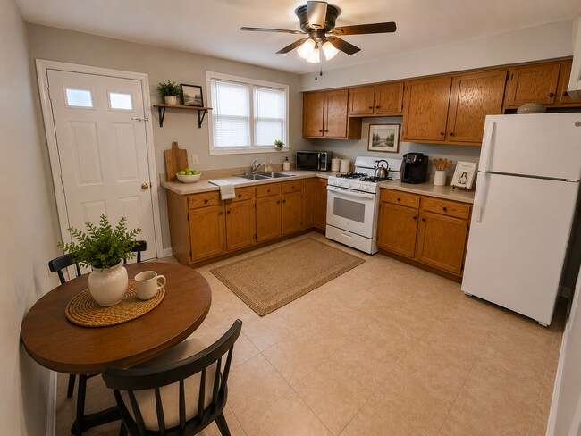 Building Photo - Spacious 2BR Townhouse with Private Patio in the Heart of Newbold