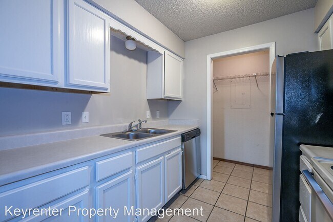 Building Photo - 1 br, 1 bath House - 2421 E 87th St - Unit...