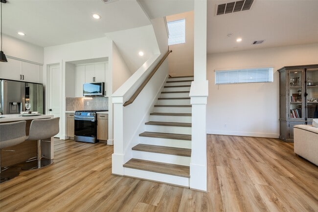 Building Photo - 412 N Nagle St