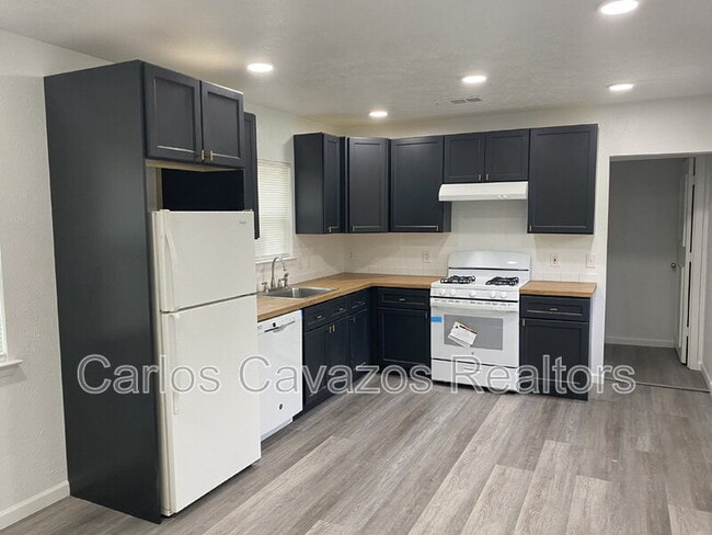 Building Photo - 1617 Meadowbrook Dr