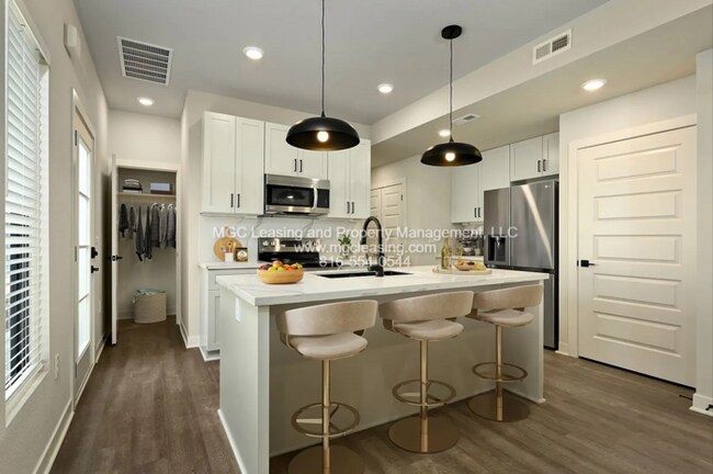 Building Photo - Oak Ridge Falls – Exterior Unit with 2-Car Garage! July Specials Available Now!