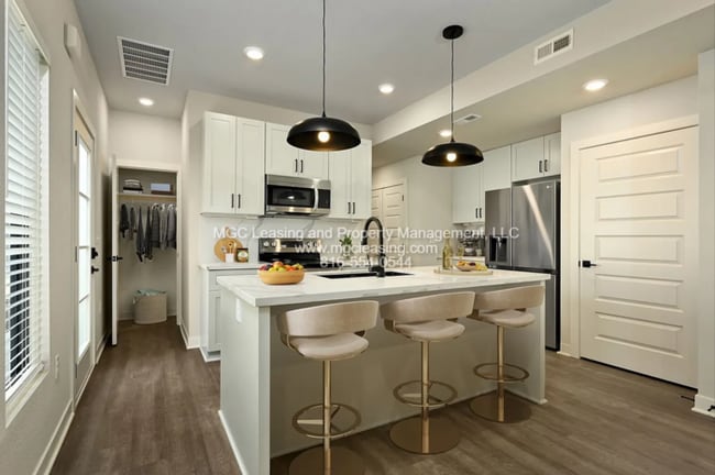 Building Photo - Oak Ridge Falls – Last exterior 3 bedroom townhome until fall! Specials Available Now!