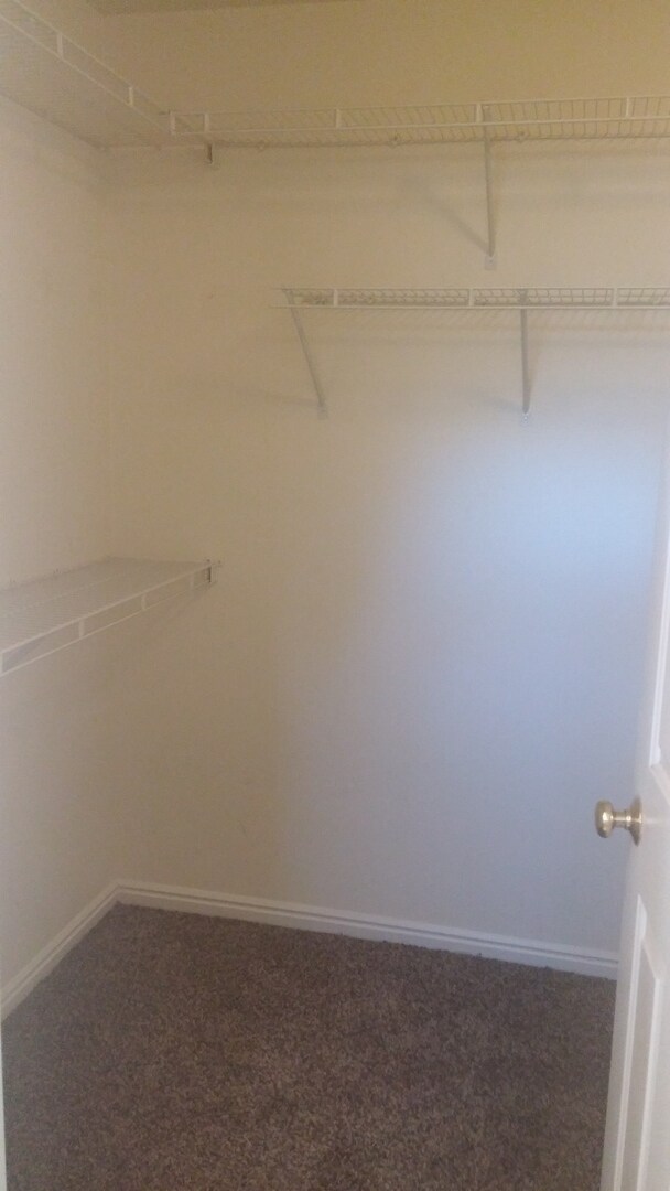 Building Photo - 3 bedroom 2 1/2 bath townhome