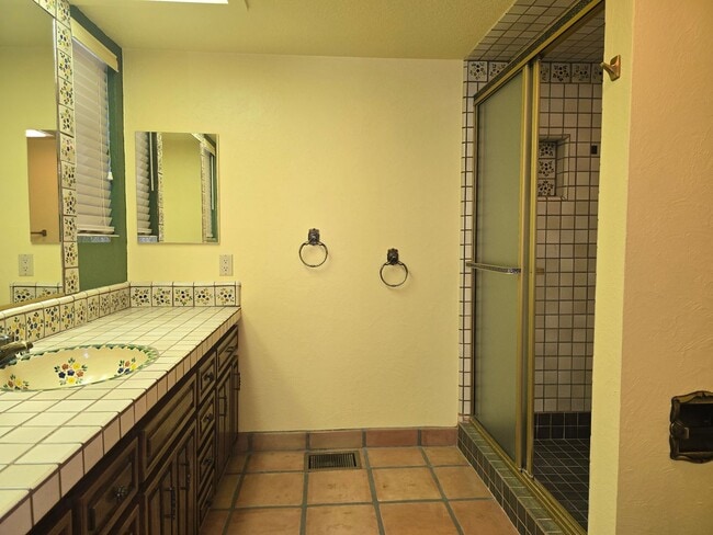 Building Photo - HOUSE - VILLAGE OF OAK CREEK