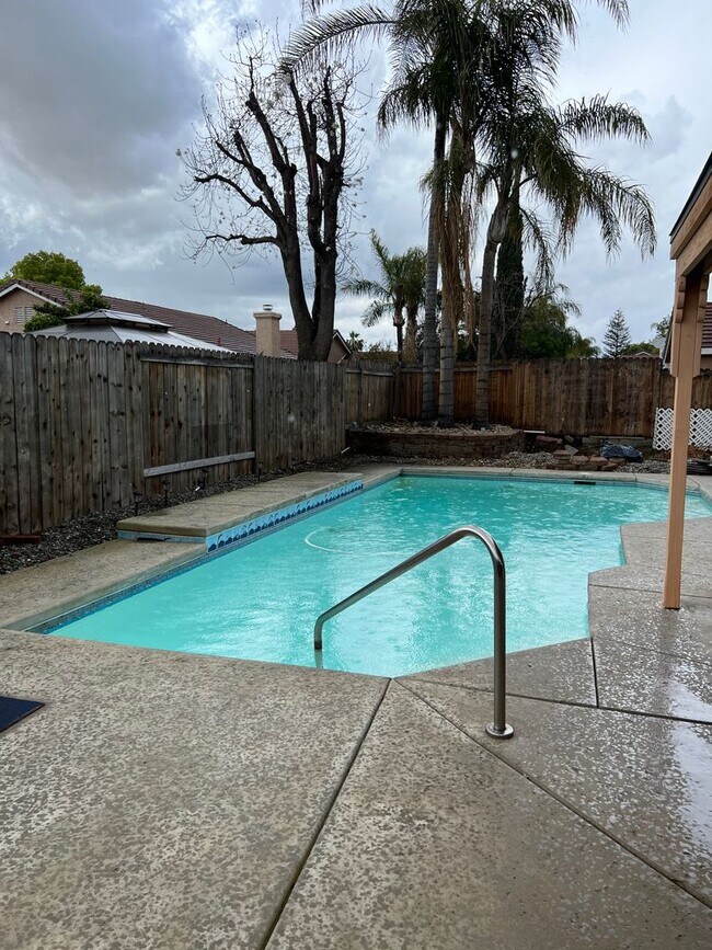 Building Photo - 5911 Golden Sunset Ct