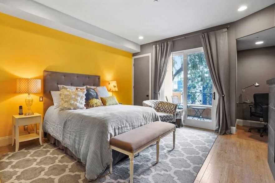 Building Photo - 16123 Sunset Blvd