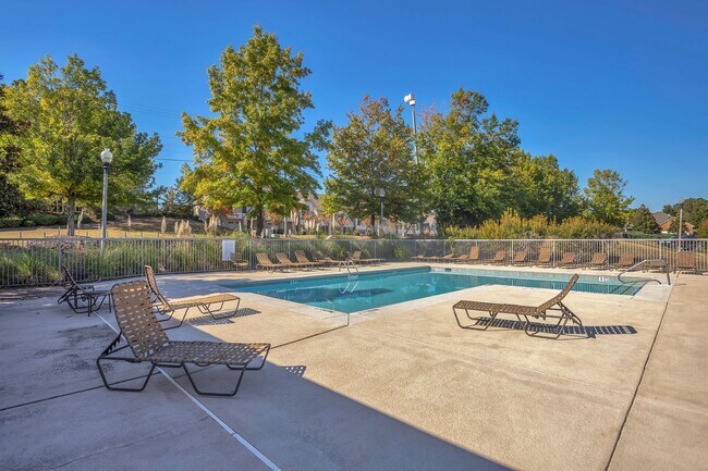 Building Photo - Southern Edge Condo Just Steps from Campus