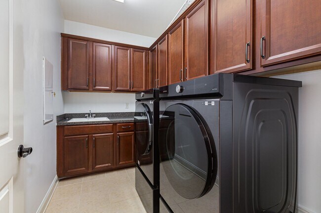 Building Photo - Stunning 5-Bedroom, 5-Bathroom Home with Chef's Kitchen and Luxurious Features