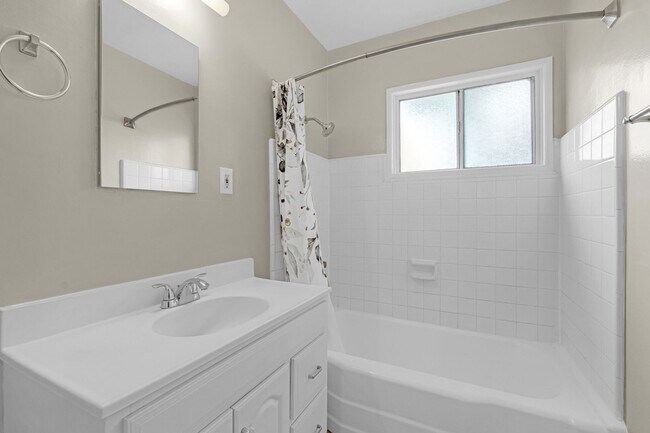 Building Photo - 2 BEDROOMS 1 BATH UNIT IN GREAT LOCATION!!!