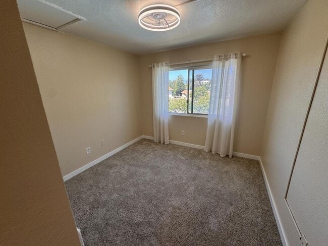 Building Photo - 7812 Hummingbird Ln