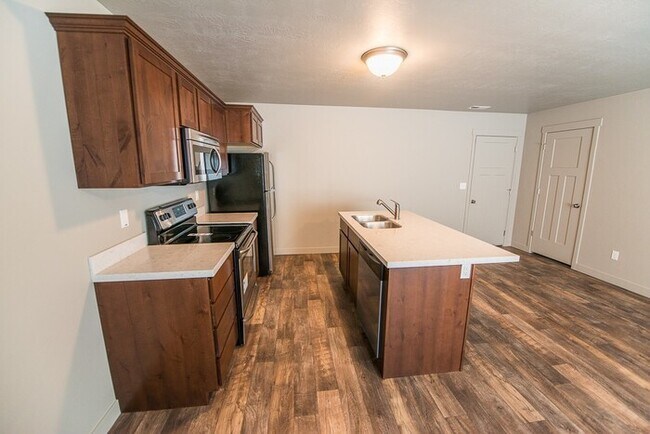 Building Photo - Townhome with 2-Car Garage!